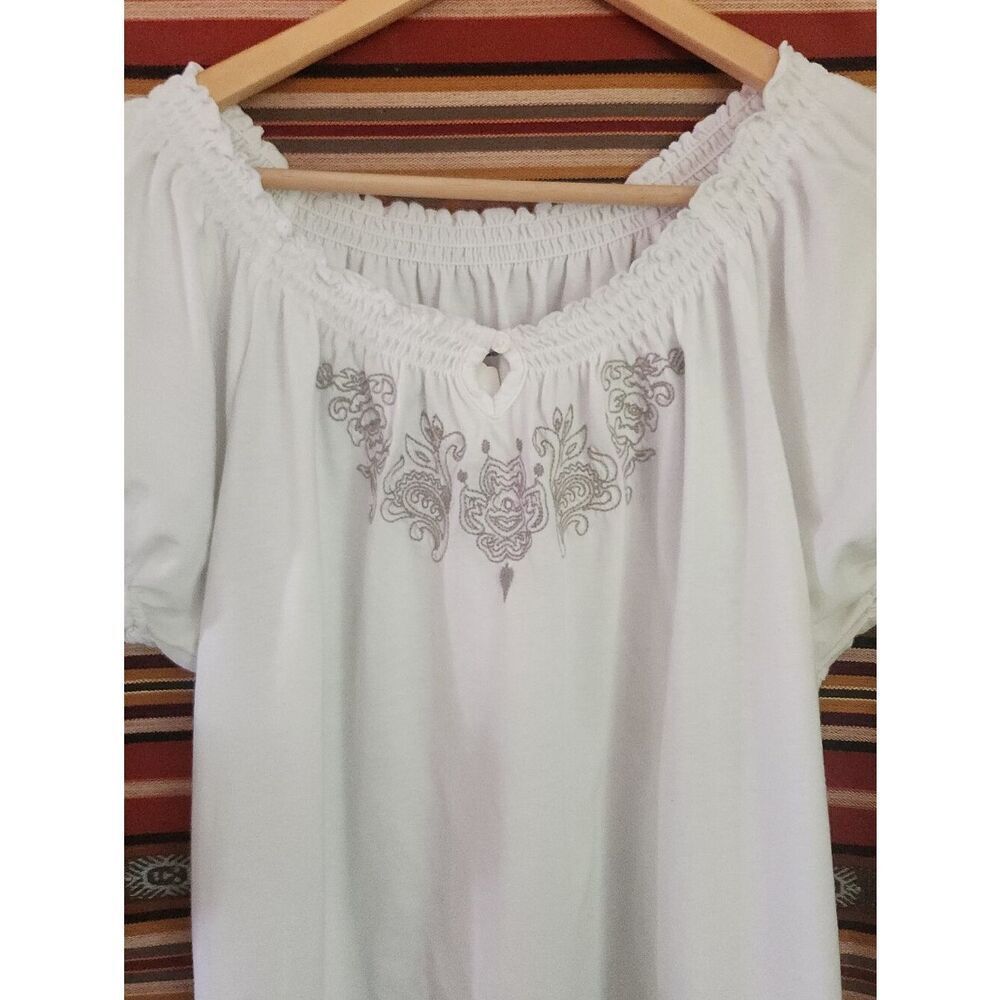 E71 Faded Glory Womens White & gray floral Embroidered Peasant Top puff sleeves